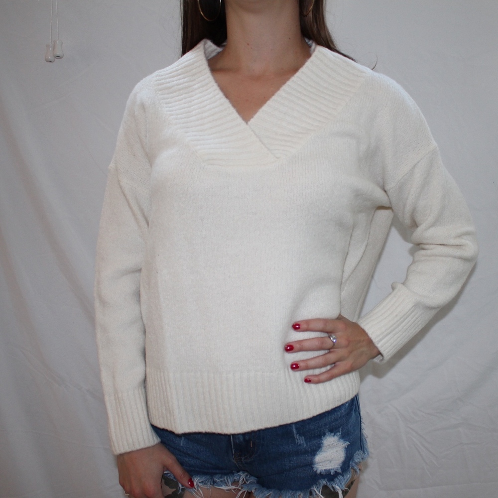 🆕 White Vneck Sweater